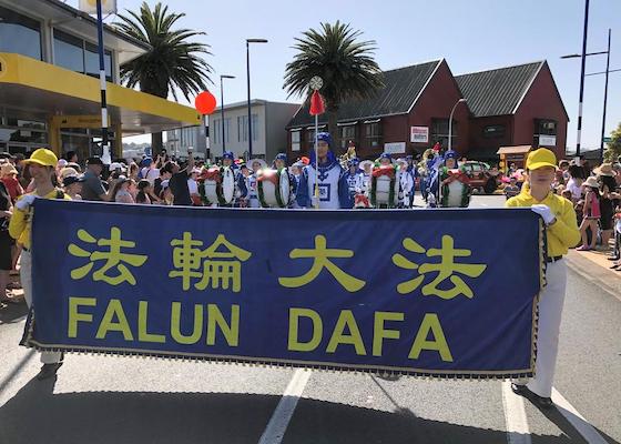 Image for article Nowa Zelandia: Praktykujący Falun Dafa uczestniczą w świątecznej paradzie w mieście Orewa