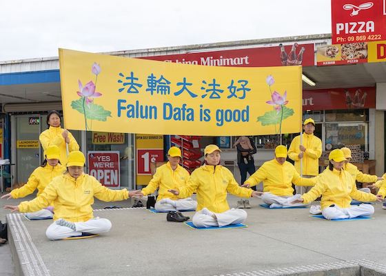 Image for article Nowa Zelandia: praktykujący przedstawiają Falun Dafa przechodniom i podnoszą świadomość na temat prześladowań w Chinach