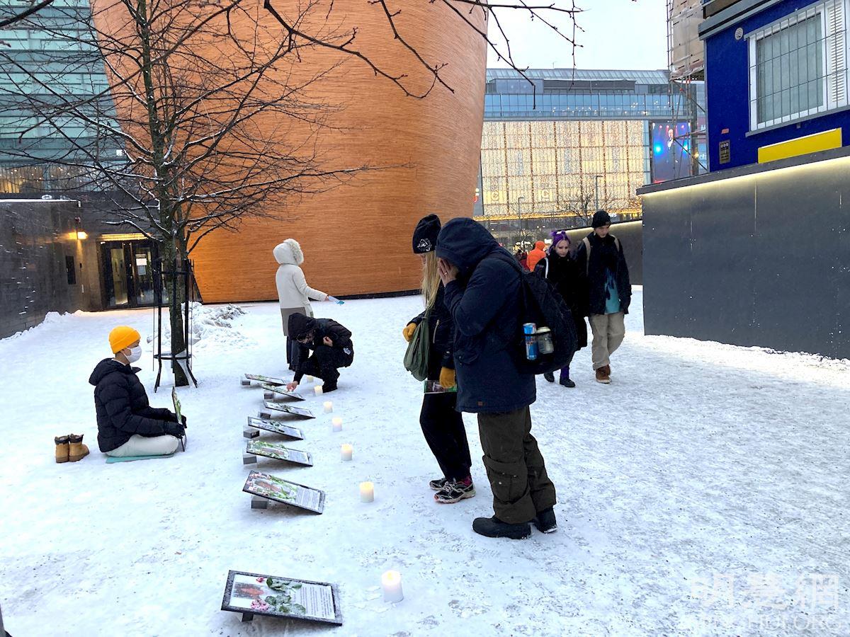 Image for article Helsinki, Finlandia: Mieszkańcy podpisują petycję wzywającą do powstrzymania prześladowań Falun Gong dokonywanych przez KPCh