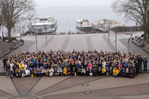 Image for article Praktykujący w Niemczech i niemieckojęzycznej części Szwajcarii dziękują Mistrzowi i życzą mu szczęśliwego Nowego Roku