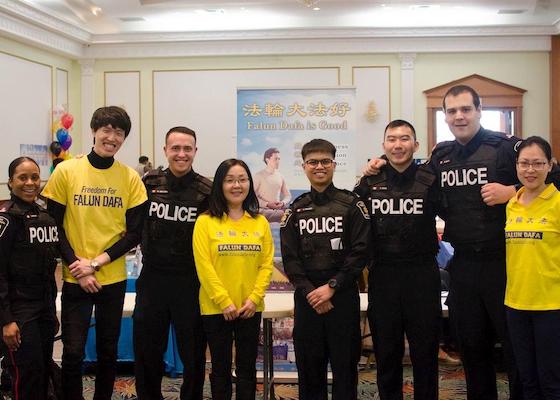 Image for article Kanada, Toronto: Praktykujący Falun Dafa biorą udział w Międzynarodowym Dniu Eliminacji Dyksryminacji Rasowej