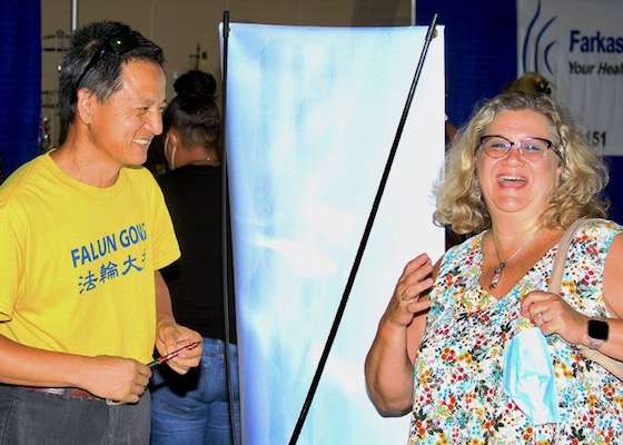 Image for article ​Falun Gong przyjęte z uśmiechem na targach Body Mind Spirit Expo na Florydzie