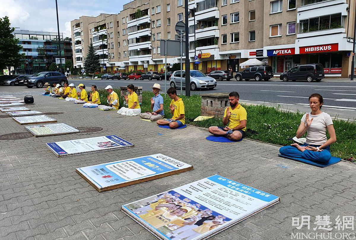 Image for article Polscy posłowie potępiają KPCh podczas wydarzeń zorganizowanych dla upamiętnienia trwających 22 lata prześladowań