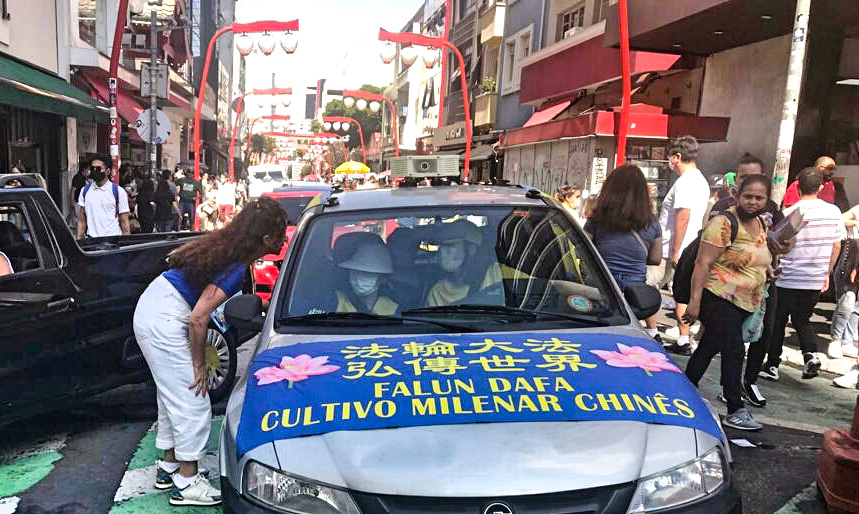 Image for article São Paulo, Brazylia: Praktykujący zwiększają świadomość na temat Falun Dafa