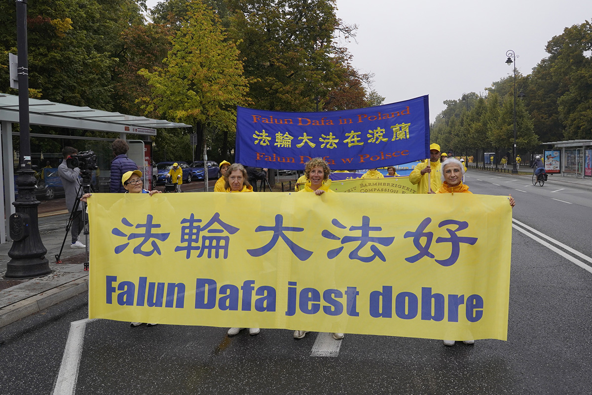 Image for article Polska: Tysiąc praktykujących Falun Dafa przemaszerowało w paradzie w Warszawie