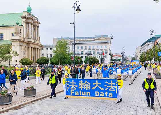 Image for article ​Polska: Parada Falun Dafa promująca Prawdę, Życzliwość, Cierpliwość przynosi dobrą nowinę