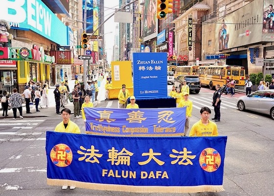 Image for article Ludzie z Chin kontynentalnych: Parady praktykujących Falun Dafa przynoszą nam nadzieję