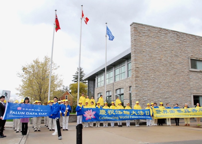 Image for article Kanadyjskie miasto wywiesza flagę Falun Dafa, aby uczcić Światowy Dzień Falun Dafa — burmistrz mówi: „Nadejdzie lepsza przyszłość”