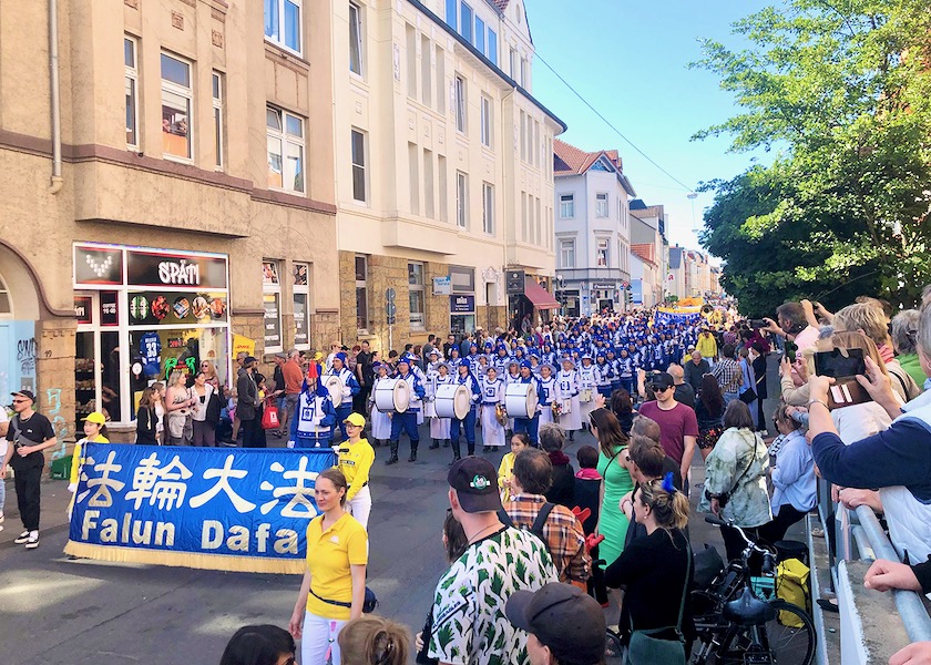 Image for article Bielefeld, Niemcy: Falun Dafa dobrze przyjęte na Festiwalu Kultur