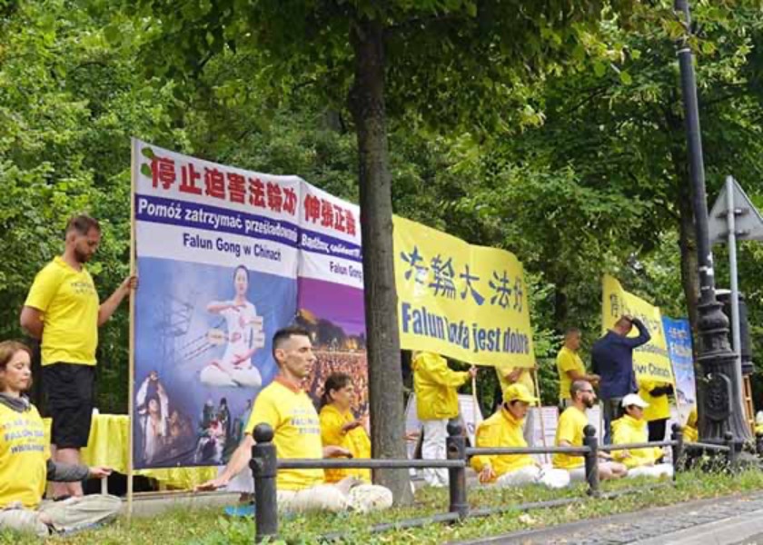 Image for article Polska: Wiec przed Kancelarią Premiera potępia 24-letnie prześladowania Falun Dafa przez chiński komunistyczny reżim