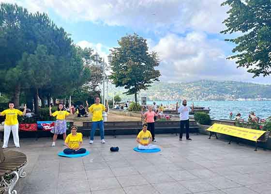 Image for article Stambuł, Turcja: Prezentowanie Falun Dafa w parku Heydara Aliyeva