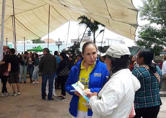 Image for article San Agustine Tlaxco, Meksyk: Ludzie pokochali Falun Dafa pokazane na targach