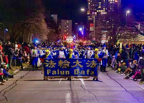 Image for article Toronto, Kanada: Falun Dafa ciepło witane na czterech paradach bożonarodzeniowych