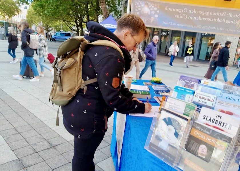 Image for article ​Ludzie w Niemczech podpisują petycję o zakończenie prześladowań Falun Dafa: „Mały krok we właściwym kierunku”
