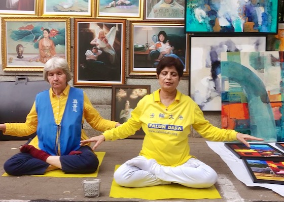 Image for article Indie: Odwiedzający dowiadują się o Falun Dafa na wystawie sztuki w Bangalore