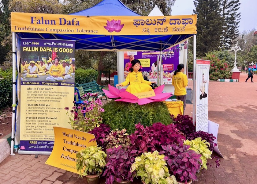 Image for article Indie: Podczas wystawy kwiatów w Lalbagh odwiedzający doświadczają piękna Falun Dafa
