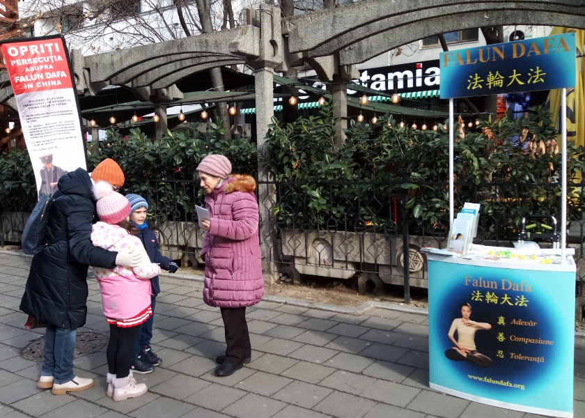 Image for article Rumunia: Praktykujący Falun Dafa podnoszą świadomość na temat trwających prześladowań dokonywanych przez KPCh