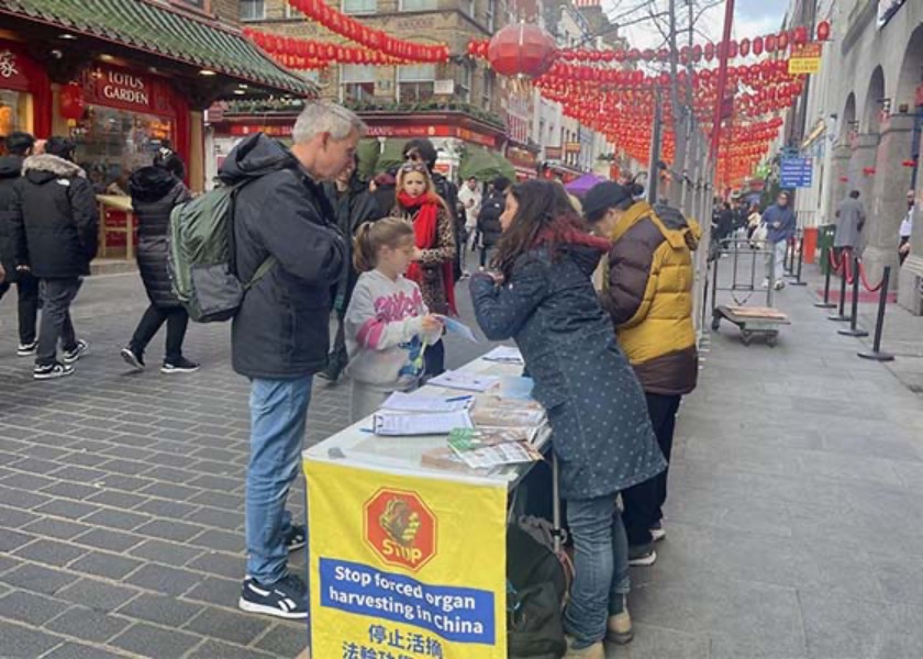 Image for article Londyn, Wielka Brytania: Przedstawianie Falun Dafa podczas Festiwalu Lampionów w Chinatown