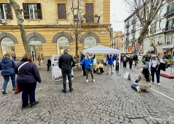 Image for article Mieszkańcy Neapolu dowiadują się prawdy o Falun Gong