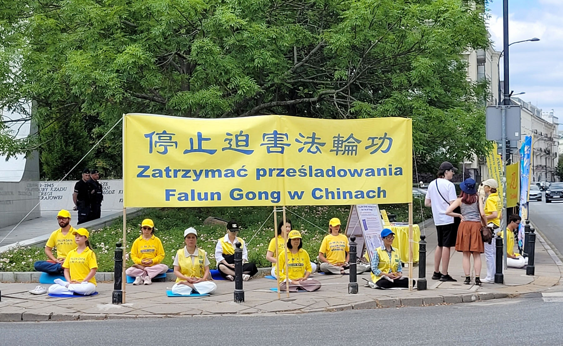 Image for article Polska: Zgromadzenie przed budynkiem parlamentu potępia prześladowania Falun Gong przez chiński reżim komunistyczny