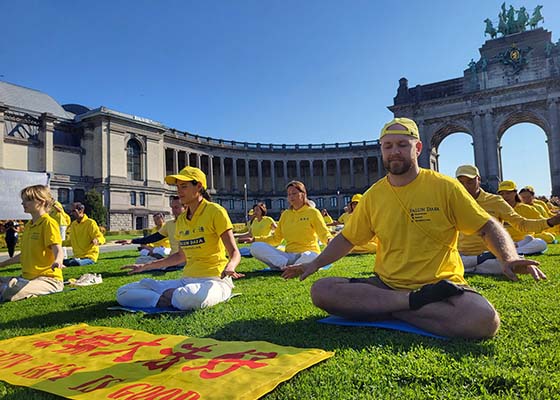 Image for article Praktykujący opisują, jak Falun Dafa poprawiło ich życie podczas wydarzenia w Belgii