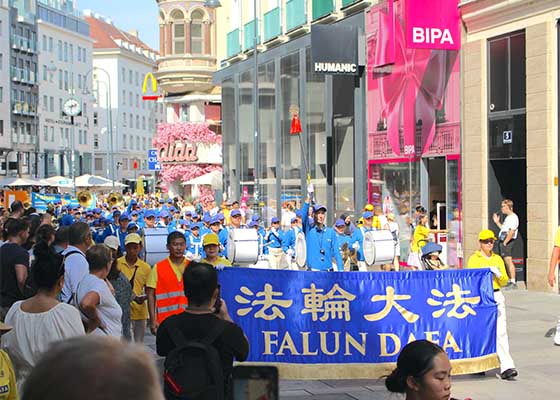 Image for article Austria: Ludzie chwalą Falun Dafa i potępiają prześladowania podczas parady w Wiedniu