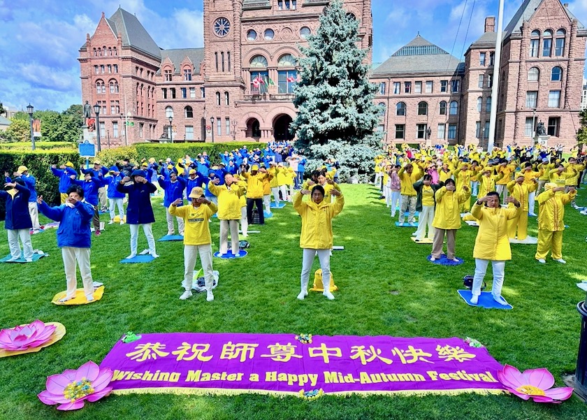 Image for article Toronto: Praktykujący życzą założycielowi Falun Dafa szczęśliwej połowy jesieni