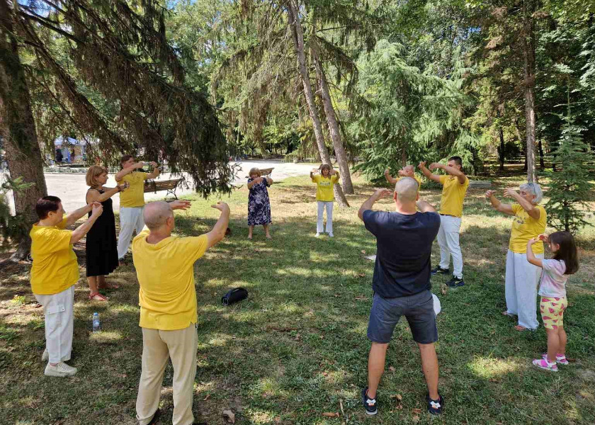 Image for article Bułgaria: Przedstawienie Falun Dafa na festiwalu w Jambolu