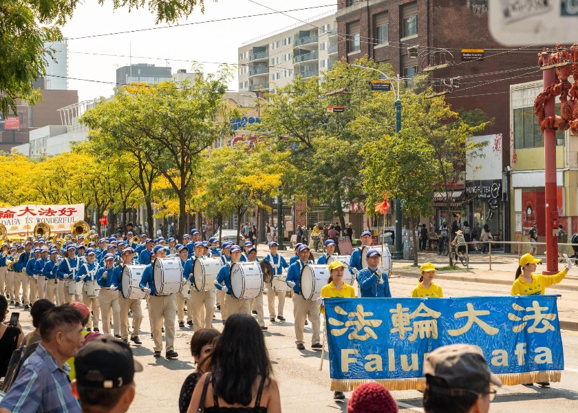 Image for article Kanada: Podczas parady w Toronto ludzie potępiają prześladowania Falun Dafa