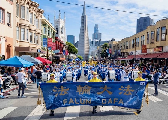 Image for article San Francisco, Kalifornia: Grupa Falun Dafa występuje w Paradzie Dziedzictwa Włoskiego