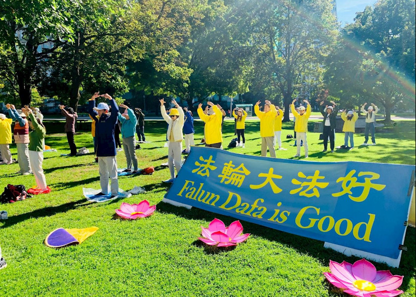 Image for article Toronto, Kanada: Ćwiczenia Falun Dafa w Queen's Park przyciągają odwiedzających, którzy chcą dowiedzieć się więcej o praktyce