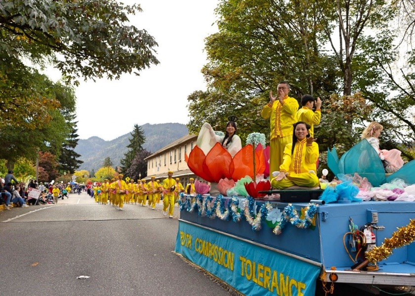 Image for article Seattle, USA: Falun Dafa powitane w paradzie z okazji Dni Łososia