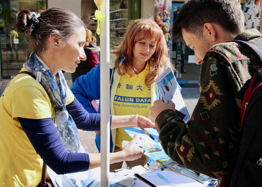 Image for article Płowdiw, Bułgaria: Ludzie dowiadują się o Falun Dafa