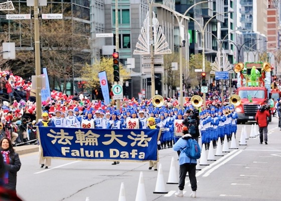 Image for article Kanada: Orkiestra marszowa Tian Guo powitana na paradzie bożonarodzeniowej w Montrealu