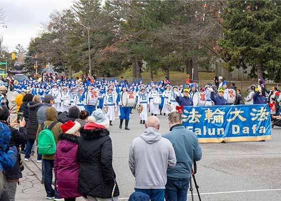 Image for article Toronto: Zasady Falun Dafa chwalone podczas parad bożonarodzeniowych