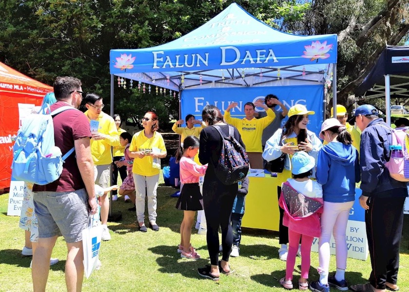 Image for article Falun Dafa powitane na Rotary Carine Community Fair w Australii Zachodniej