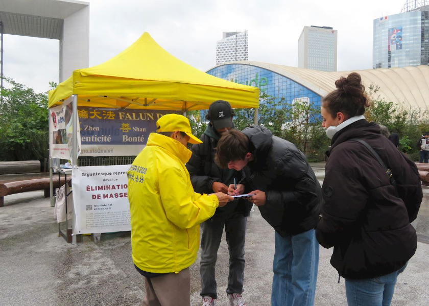 Image for article Paryż: Ludzie okazują wsparcie dla Falun Dafa podczas wydarzeń informacyjnych