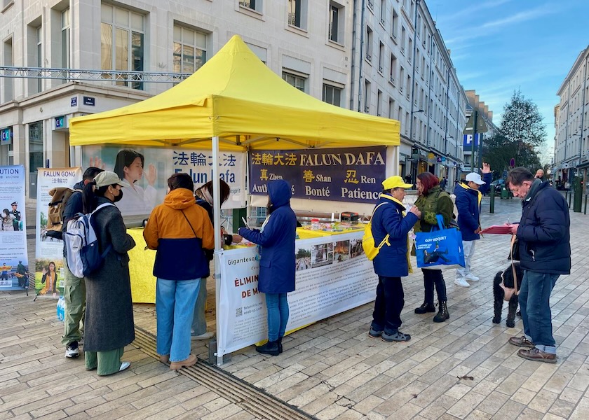 Image for article Francja: praktykujący przedstawiają Falun Dafa w miastach w środkowej Francji