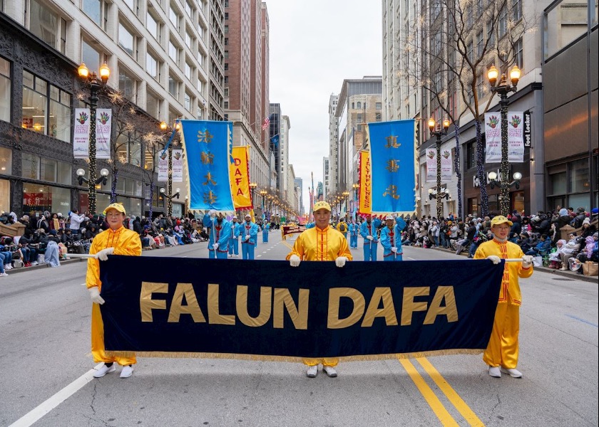 Image for article Chicago, USA: Praktykujący Falun Dafa powitani w paradzie Święta Dziękczynienia