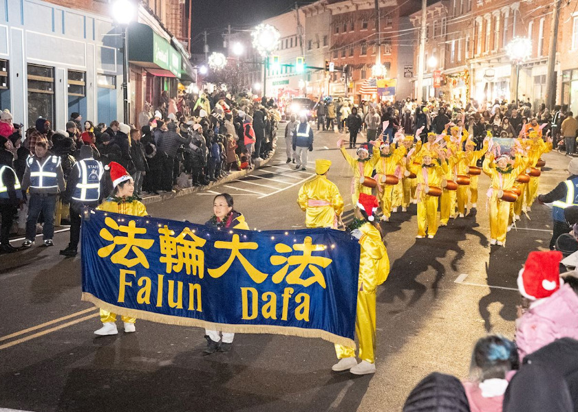 Image for article Północna część stanu Nowy Jork, USA: Zespół Falun Dafa powitany w paradach bożonarodzeniowych