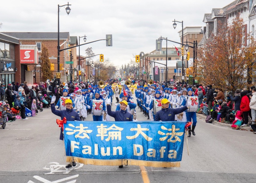 Image for article Toronto, Kanada: Orkiestra marszowa Tian Guo pięknie się prezentuje podczas parad bożonarodzeniowych