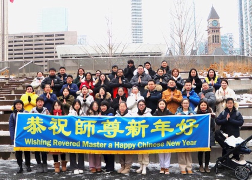 Image for article Młodzi praktykujący Falun Dafa z Toronto życzą Mistrzowi Li Szczęśliwego Nowego Roku