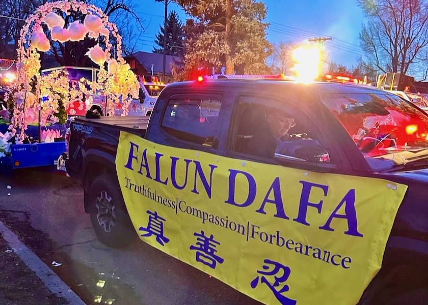 Image for article Kolorado, USA: Przedstawienie Falun Dafa na paradzie Snowdown Light w Durango