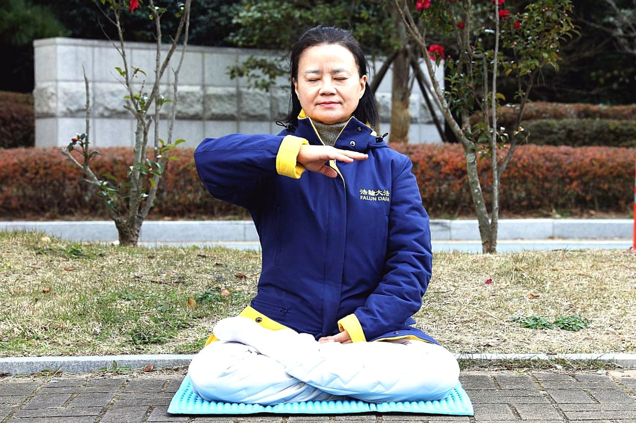 Image for article Południowokoreańska doktor podejmuje praktykę Falun Dafa