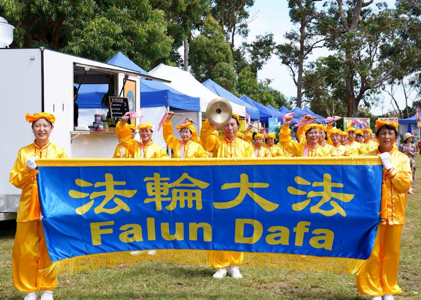 Image for article Praktykujący Falun Dafa występują podczas wydarzenia społeczności wietnamskiej w Australii