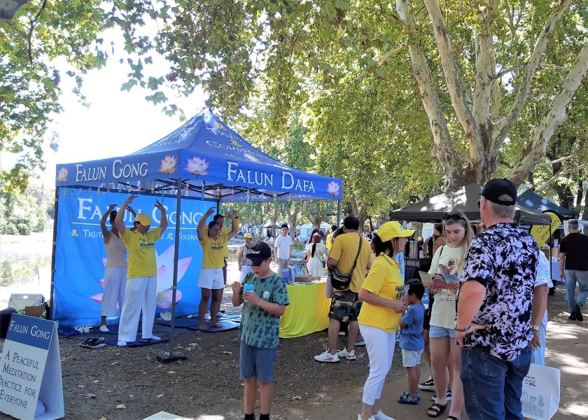 Image for article Odwiedzający Festiwal Hyde Park w Perth podziwiają zasady Falun Dafa