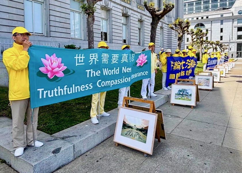 Image for article San Francisco, USA: Praktykujący wystawili banery i zdjęcia upamiętniające apel z 25 kwietnia