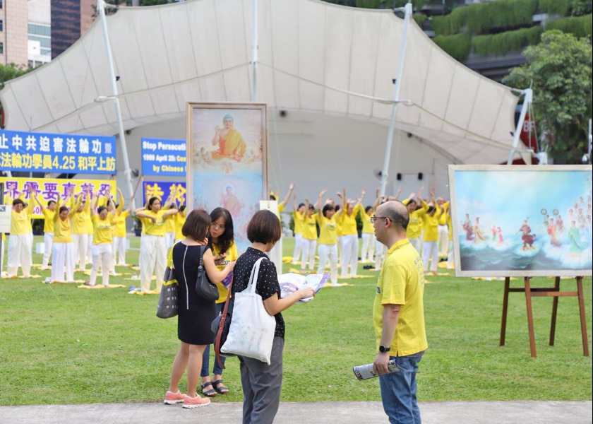 Image for article Singapur: Ludzie okazują wsparcie dla Falun Dafa podczas wydarzeń upamiętniających apel z 25 kwietnia