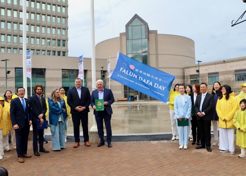 Image for article Flaga podniesiona w Barrie w Kanadzie z okazji Światowego Dnia Falun Dafa 2025