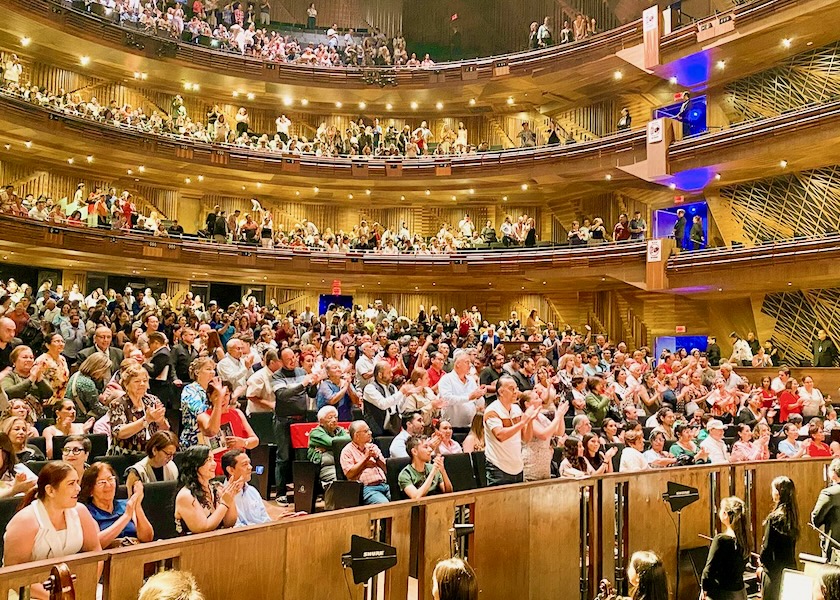 Image for article Shen Yun kończy sezon 2025 we Francji i Stanach Zjednoczonych: „Niosą światło”